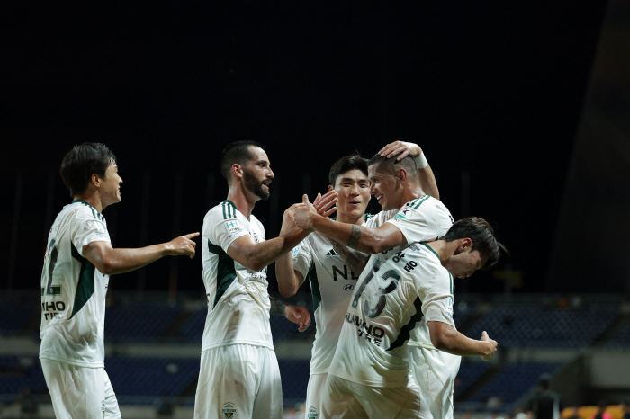  Thiago Theater Goal Really Amazing Jeonbuk Overpower Gwangju 21 → 20G Unbeaten...Kim Jin-kyu scored 2G consecutive goals, Ha Seung-woon's wonder goal Gwangju canceled another goal  bad luck with the goal