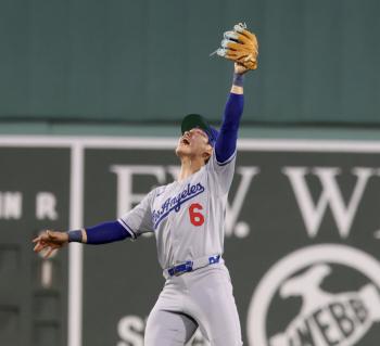 KKKK, bat escapes the ball. Los Angeles Dodgers' Kim Hye-sung failed to get four strikeouts from four at-bats against Boston. batting average of 0.100 → .300 in the second half of the year, on the verge of collapse