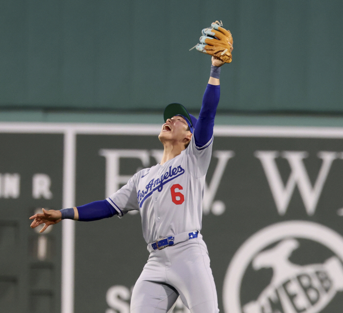 KKKK, bat escapes the ball. Los Angeles Dodgers' Kim Hye-sung failed to get four strikeouts from four at-bats against Boston. batting average of 0.100 → .300 in the second half of the year, on the verge of collapse