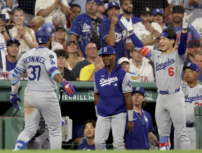 KKKK, bat escapes the ball. Los Angeles Dodgers' Kim Hye-sung failed to get four strikeouts from four at-bats against Boston. batting average of 0.100 → .300 in the second half of the year, on the verge of collapse