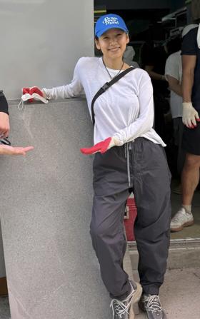 Lee Hyori Volunteers for Abandoned Dogs in Scorching Heat