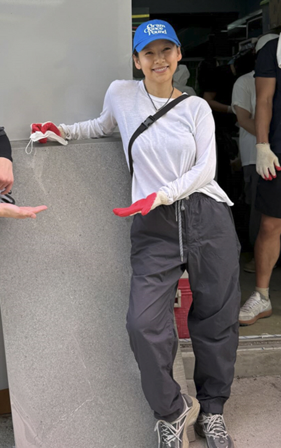 Lee Hyori Volunteers for Abandoned Dogs in Scorching Heat
