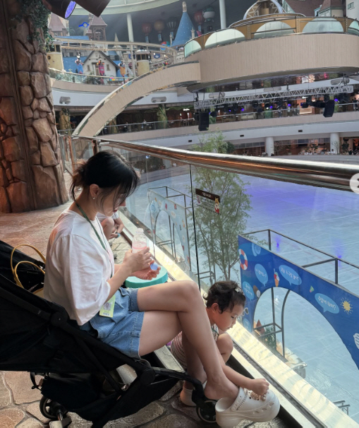 Lee Ji-hye, I'm getting emotional again at the amusement park in the heat wave. I sympathize with working moms