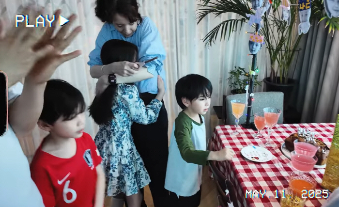 Park Joo-ho ♥ Anna, a touching birthday party for Na Eun..I can call you my daughter. Bless you