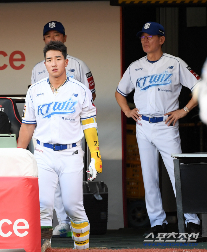  Coach Ahn Hyun-min and Kang-chul are looking forward to home runs again today