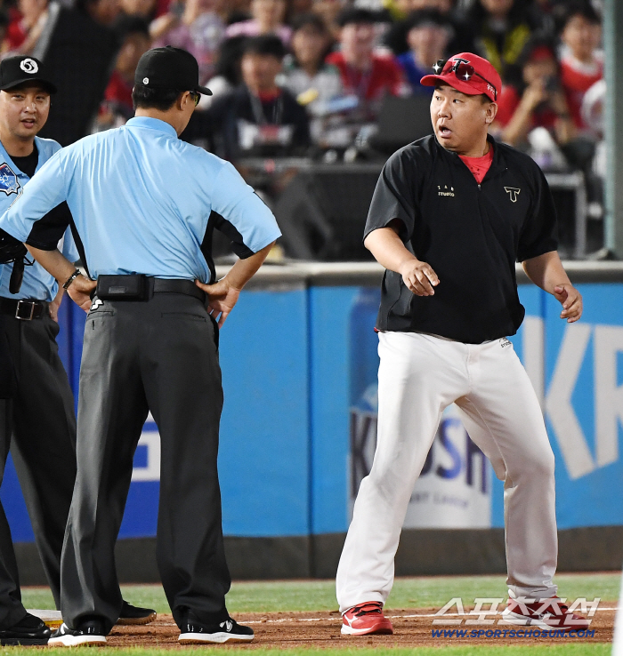  Director Lee Beom-ho protests against Hwang Sung-bin's obstruction of base running