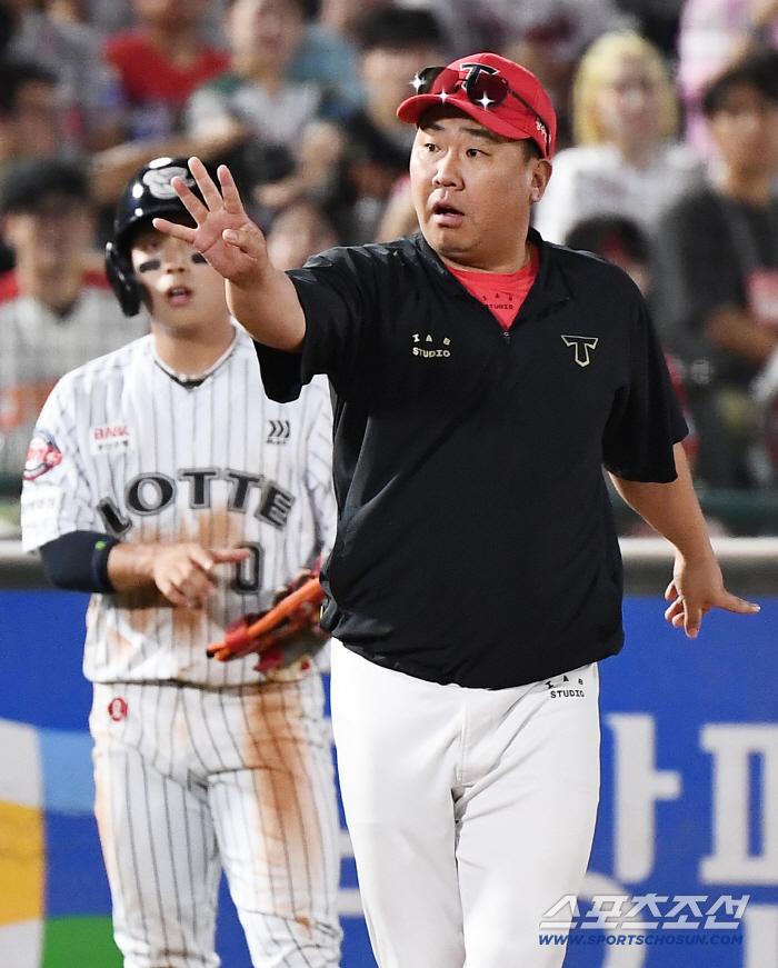  Director Lee Beom-ho who protests violently