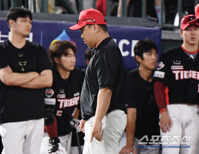  Director Lee Bum-ho being sent off