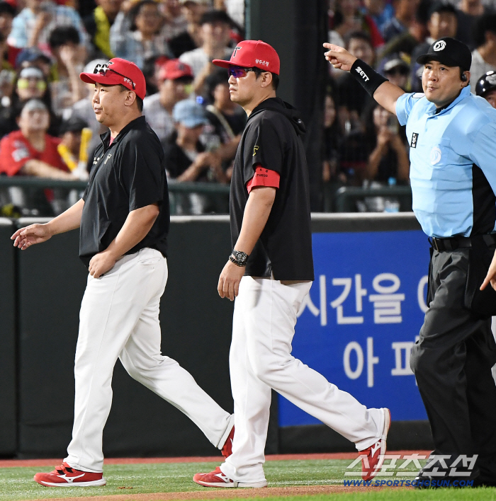  Director Lee Bum-ho being sent off