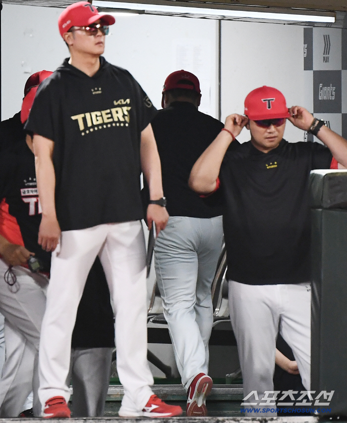  Director Lee Bum-ho is sent off after video reading complaints