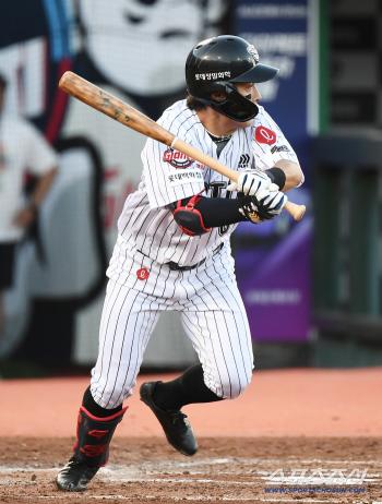  Hwang Sung-bin walks first at-bat and hits second