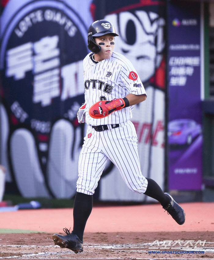  Hwang Sung-bin, who will make the leadoff appearance, scores from the first inning