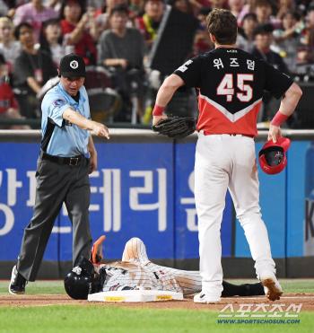  Hwang Sungbin runs and interferes with Wisdom's running