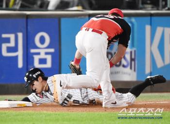  Hwang Sungbin runs to third base without hesitation