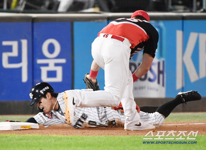  Hwang Sungbin runs to third base without hesitation