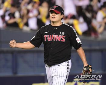  Jang Hyunsik saves and clenches his fist