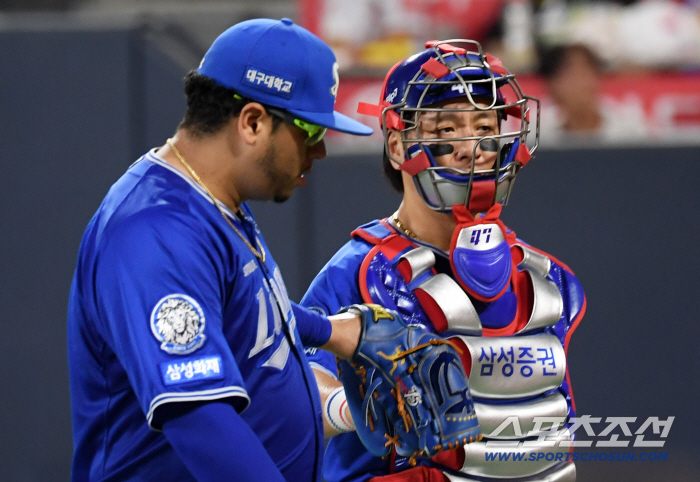  Kang Min-ho, a catcher after eight scoreless innings