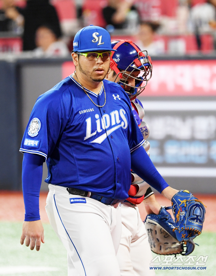  Kang Min-ho, a catcher after eight scoreless innings