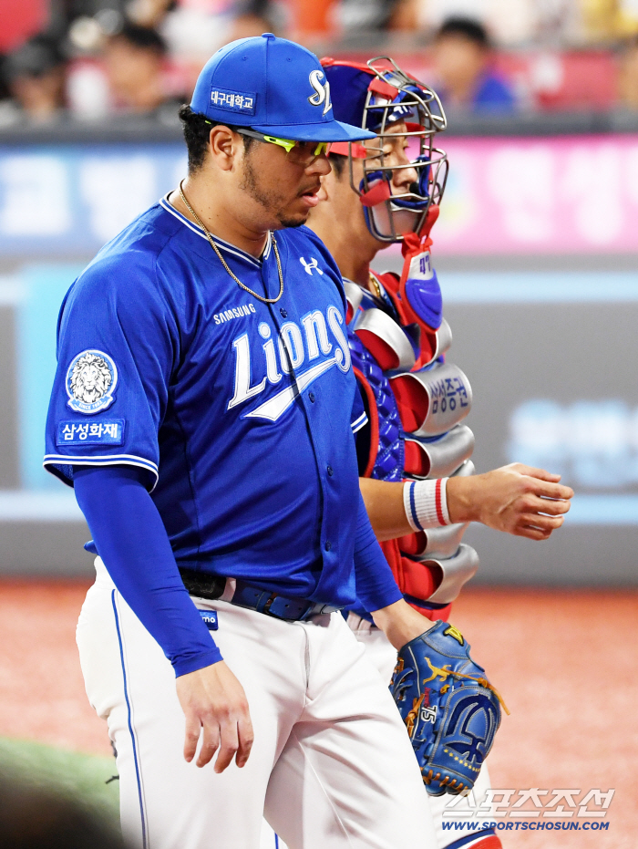  Kang Min-ho, a catcher after eight scoreless innings