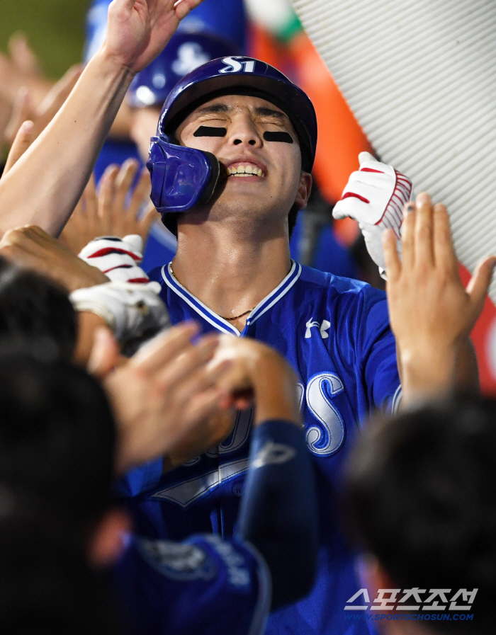  Kim Youngwoong's home run shot was good