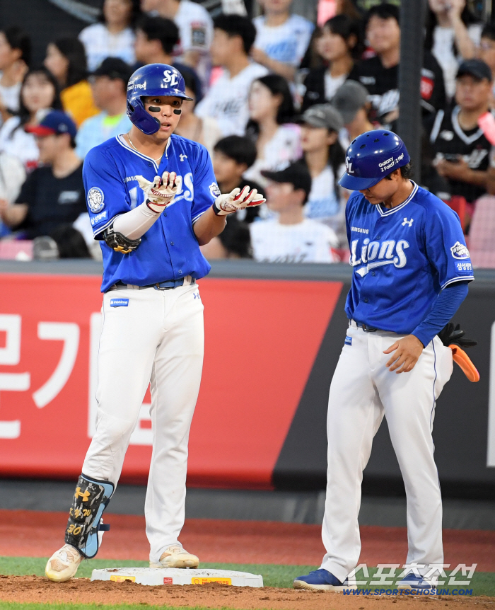  Kim Youngwoong's leadoff batter, on base