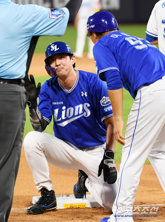  Koo Ja-wook lands on third base