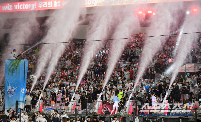  KT Wiz Water Festival is hot