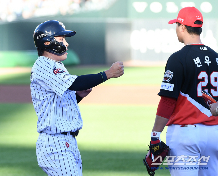  Leadoff Hwang Sung-bin gets on base with a walk