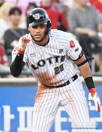  Reyes runs a run with a exhausted triple