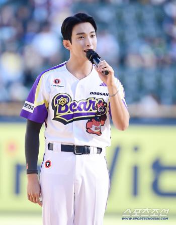  SEVENTEEN DK is here to throw the first pitch in 2 years