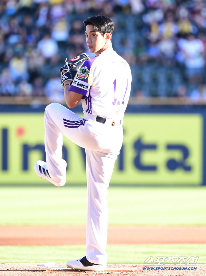 SEVENTEEN’s DK Throws First Pitch at Doosan vs. LG Game
