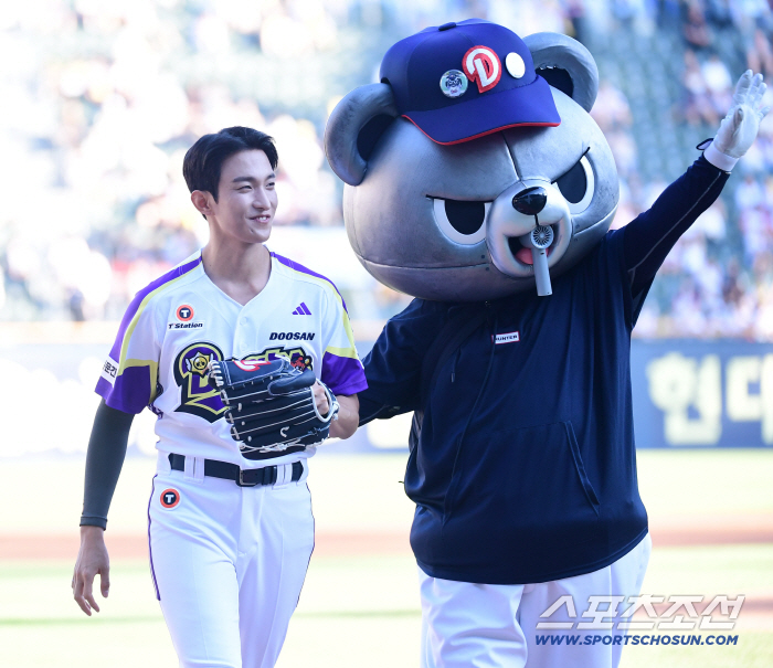  SEVENTEEN's Dokyeom finished the first pitch with a bright face