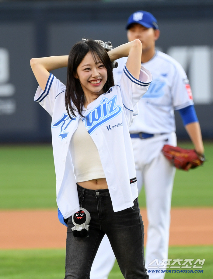  The signature KT Wiz uniform is perfect