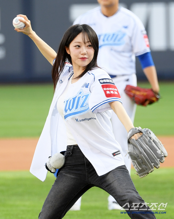  Signature support KT Wiz pitching fairy