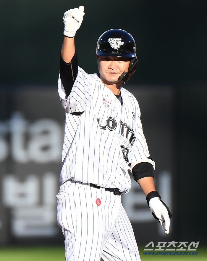 Son Ho-young makes a timely RBI single