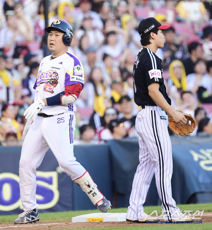  Yang Eui-ji's triple hits the fence