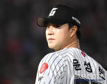 Yoon Sungbin takes the mound in the top of the 9th inning