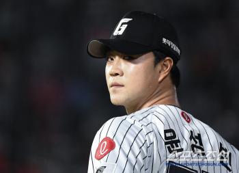  Yoon Sungbin takes the mound in the top of the 9th inning