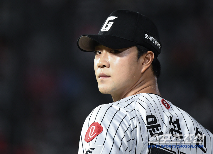 Yoon Sungbin takes the mound in the top of the 9th inning
