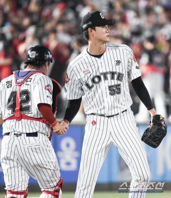  Yoon Sungbin took the mound as the closing player and kept his victory