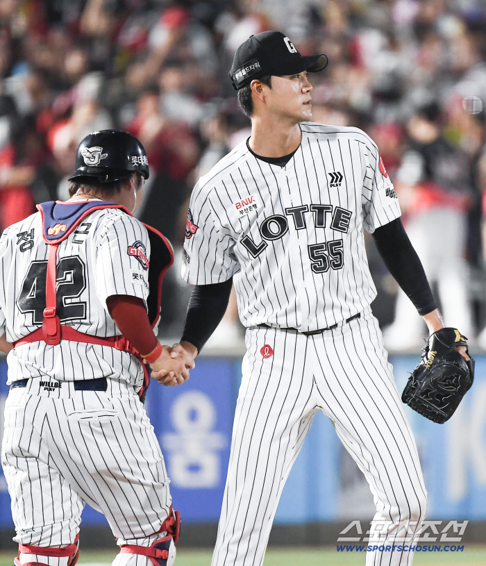  Yoon Sungbin took the mound as the closing player and kept his victory