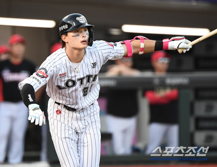  Yun Donghee hits a triple