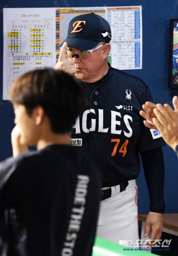 The reason why Hanwha, which the coach also feels, has changed is obviously as helpful as one win in this game. 