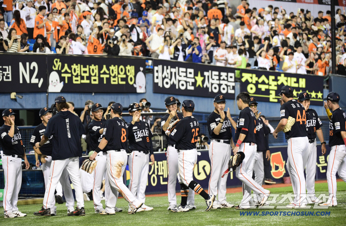 The reason why Hanwha, which the coach also feels, has changed is obviously as helpful as one win in this game. 