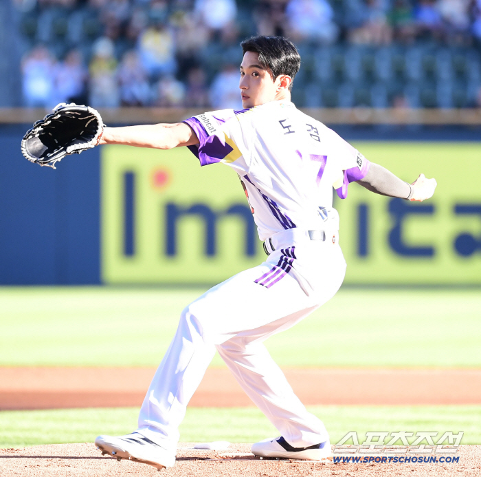 SEVENTEEN's Dokyeom, who is fully equipped with baseball uniforms, threw a strong first pitch on the mound like a player, and the mound (Jamsil site) that has risen again in two years