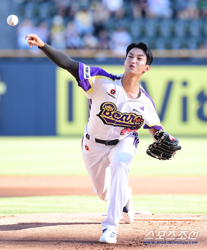 SEVENTEEN's Dokyeom, who is fully equipped with baseball uniforms, threw a strong first pitch on the mound like a player, and the mound (Jamsil site) that has risen again in two years