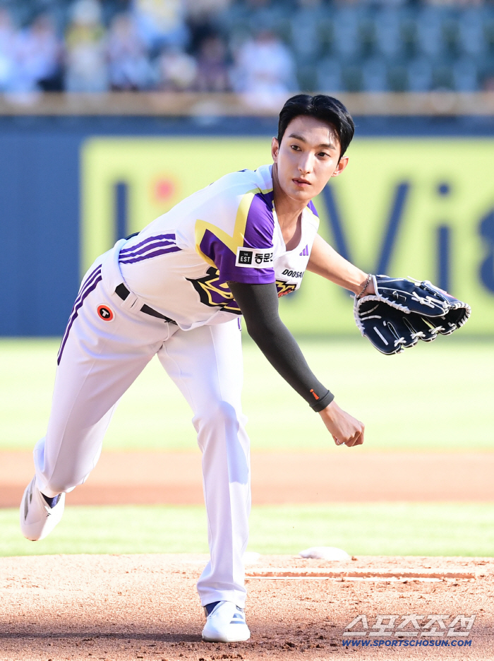SEVENTEEN's Dokyeom, who is fully equipped with baseball uniforms, threw a strong first pitch on the mound like a player, and the mound (Jamsil site) that has risen again in two years