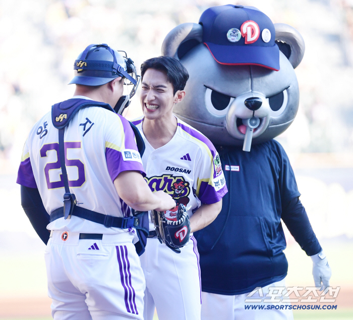 SEVENTEEN's Dokyeom, who is fully equipped with baseball uniforms, threw a strong first pitch on the mound like a player, and the mound (Jamsil site) that has risen again in two years