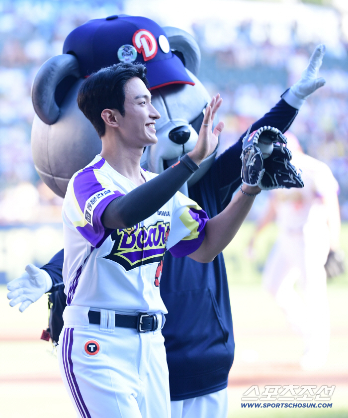 SEVENTEEN's Dokyeom, who is fully equipped with baseball uniforms, threw a strong first pitch on the mound like a player, and the mound (Jamsil site) that has risen again in two years