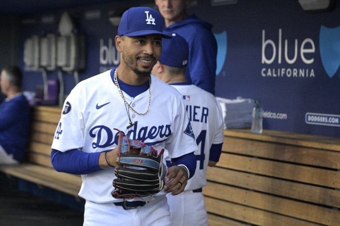 0.143 Betts in the second half, arrived during the game after playing with his family, and the worst result was minus Kim Hye-sung, who struck out as a pinch hitter